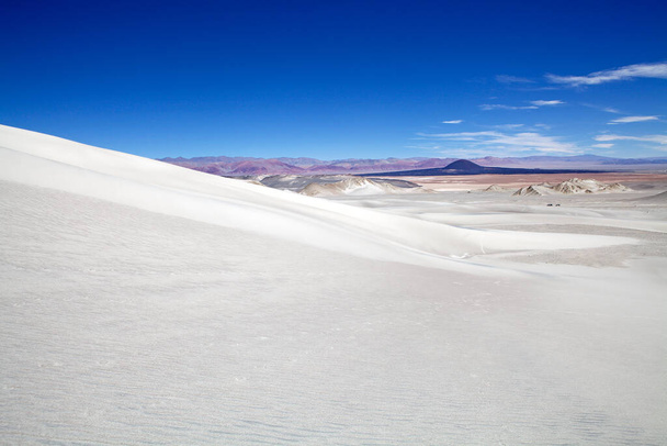 Vulcano Caraci Pampa e duna bianca alla Puna de Atacama, Argentina
 - Foto, immagini