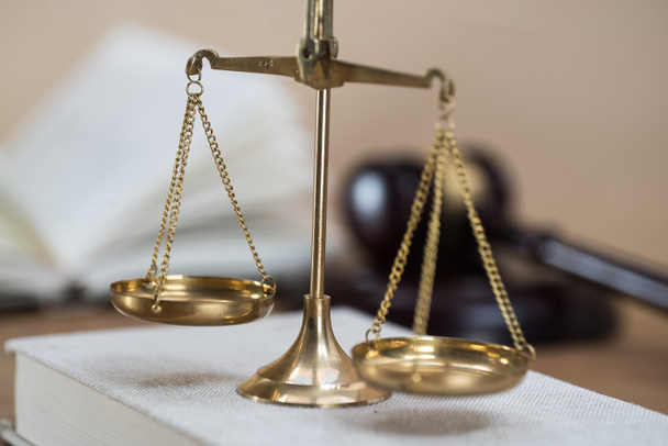 Symboly práva a spravedlnosti na pozadí dřevěného stolu - Fotografie, Obrázek