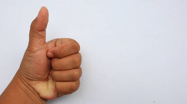main gauche photographiée avec la signification d'un symbole et d'un fond blanc, sans mise au point. floue
 - Photo, image
