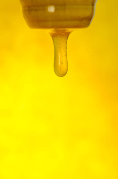 Medový klacek s nalitím medu. Průtok sladkého medu - Fotografie, Obrázek