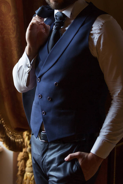 men's slim three-piece suit monochrome blue with small pattern. Tie, vest, cufflinks. The image of wealthy male businessman, groom, presenter, showman - Foto, afbeelding