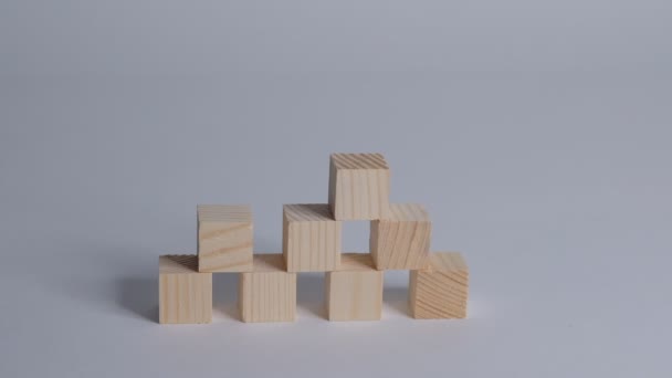 Handmatig rangschikken van houten kubus stapelen als trede. Business concept groei succes proces op witte achtergrond, kopieer ruimte. Closeup Slow motion. - Video