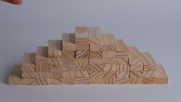 Handmatig rangschikken van houten kubus stapelen als trede. Business concept groei succes proces op witte achtergrond, kopieer ruimte. Closeup Slow motion. - Video