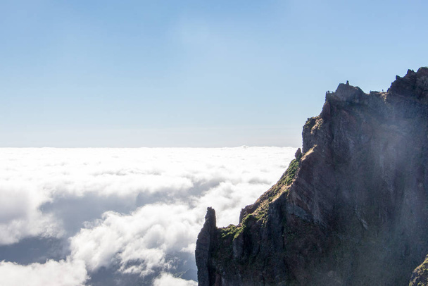 Гори Мадейра високо над небом з хмарами. - Фото, зображення