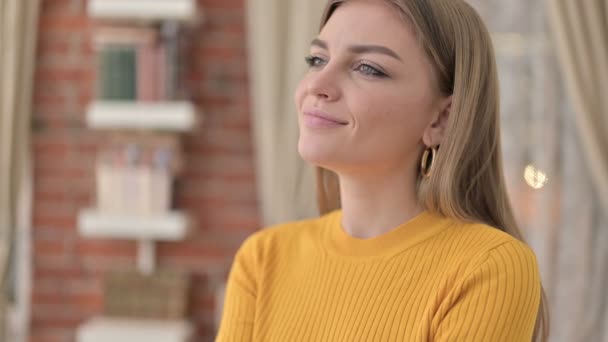 Portret van aantrekkelijke jonge vrouw denkend en glimlachend - Video
