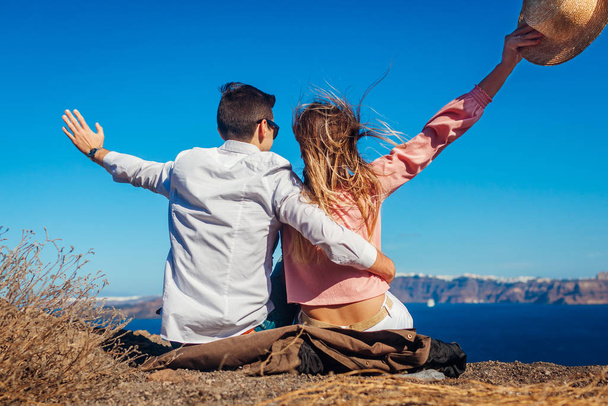 Valentinstag. Verliebte Paare genießen die Meereslandschaft in den Flitterwochen auf der Insel Santorini in Griechenland. Urlaub und Reisen - Foto, Bild