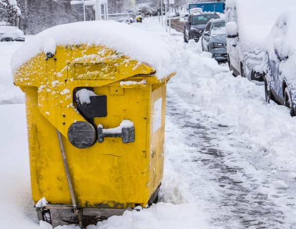 Tonelada amarilla en caos de nieve en alemán
 - Foto, Imagen