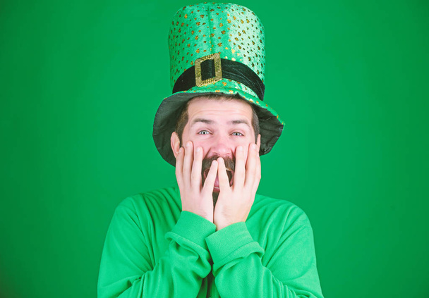 Covering his face with hands with delight. Happy Irish man with beard wearing green. Hipster in leprechaun hat and costume. Happy saint patricks day. Bearded man celebrating saint patricks day - Foto, afbeelding