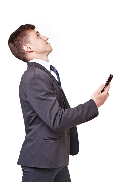 молодой человек с телефоном в руках
 - Фото, изображение