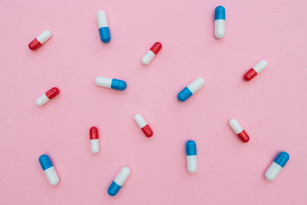 Drugs pills capsules on pink background abstract top view medici - Foto, Imagem