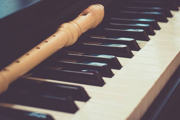 Αποκλείστε το φλάουτο σε ένα πληκτρολόγιο πιάνου. κλασσική μουσική ιδέα - Φωτογραφία, εικόνα