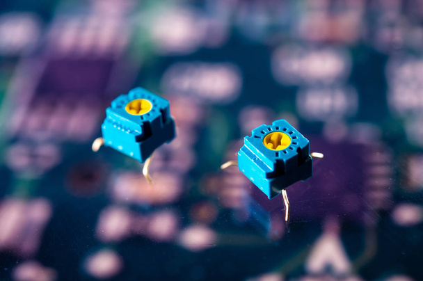 vista de cerca de los transistores como un error y virus
 - Foto, Imagen