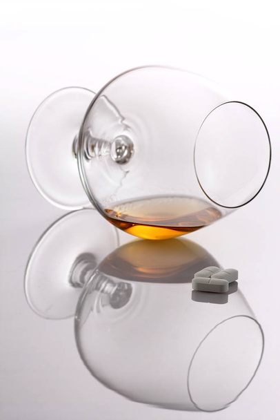 two glasses of wine and a bottle of brandy - Fotoğraf, Görsel