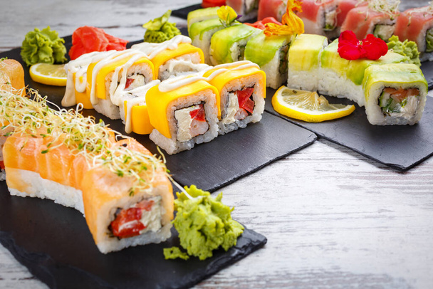 Tasty Sushi Set •