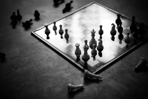 figuras de ajedrez, un juego de ajedrez en un tablero de ajedrez plástico moderno
  - Foto, Imagen