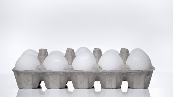 recipiente giratorio con huevos crudos sobre blanco
  - Metraje, vídeo