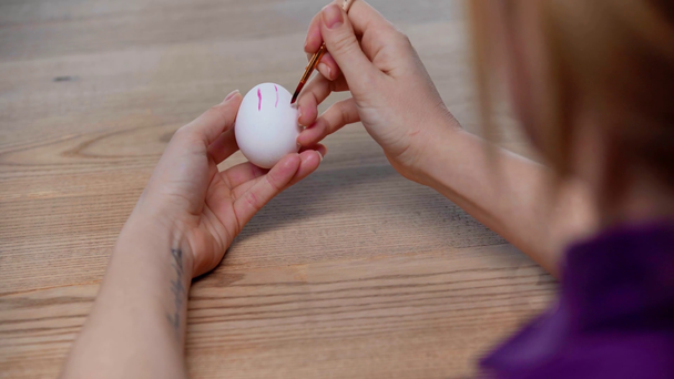 oříznutý pohled na ženu malující velikonoční vejce  - Záběry, video