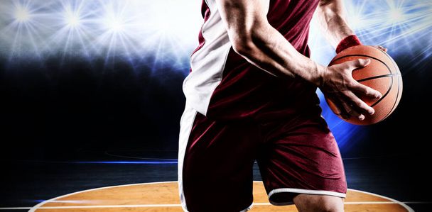 Basketball player against basketball court - Foto, afbeelding