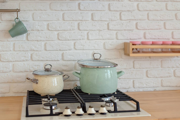 Modern konyha szellemes fehér fal és edények a strove. - Fotó, kép