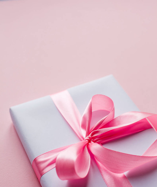 Festive pink bow on a white box. Place for text. Clouse up - Foto, imagen