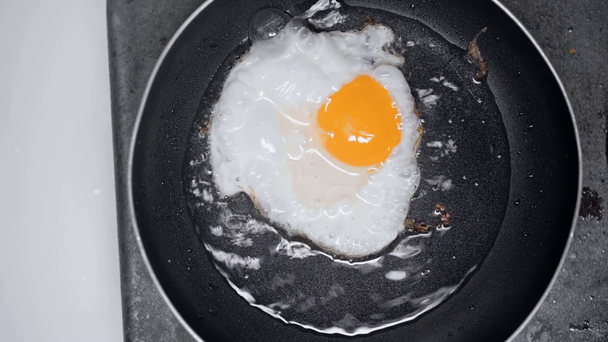 Hyperlapse of woman frying egg  - Filmati, video