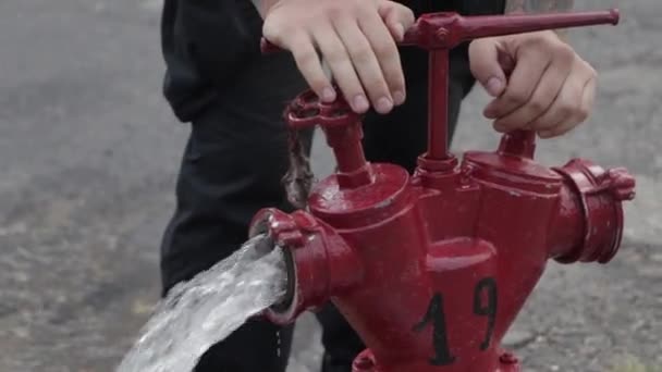 Feuerhydrant bereit, Schlauch während der Brandbekämpfung im Freien zu verbinden. alter roter Feuerwehrhydrant - Filmmaterial, Video