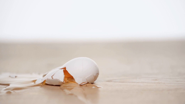 surowe jaja spadające na podłogę izolowane na białym  - Materiał filmowy, wideo