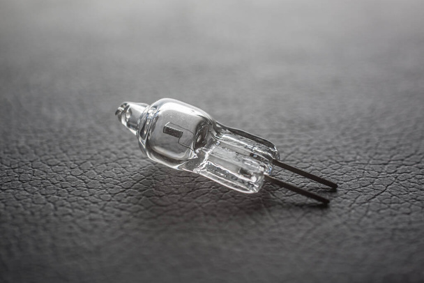 Lámpara halógena iluminante con filamento
 - Foto, imagen