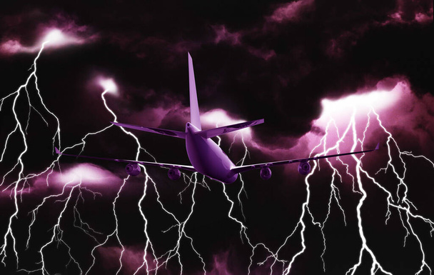 Blikseminslag in een onweersbui bij het vliegtuig - Foto, afbeelding