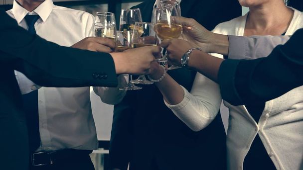 成功したビジネスの人々は、市場に新しい製品を起動するためにビジネスプロジェクトを祝うためにボールルームのチームメンバーとワインとシャンパンを飲みます。企業のビジネスと人々のネットワークの概念。成功したビジネスの人々はワインとシャンパンを飲みます - 写真・画像