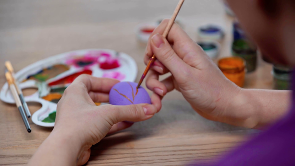 bijgesneden weergave van vrouw schilderen paasei met penseel  - Video