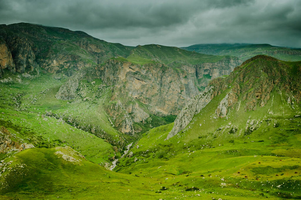 サイクリング山道。高い山の中で霧の山道..山道と曇りの空。アゼルバイジャンの自然 - 写真・画像