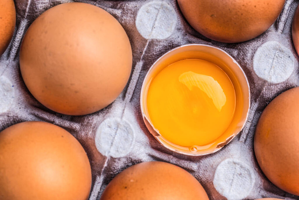Αυγά κοτόπουλου σε χαρτόκουτο - Top of view - Φωτογραφία, εικόνα