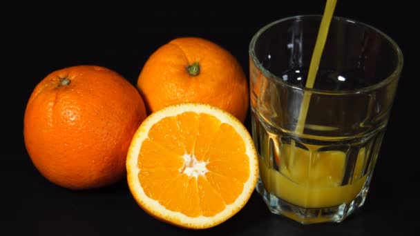 poco a poco verter jugo de naranja en el vidrio con fondo negro
  - Imágenes, Vídeo