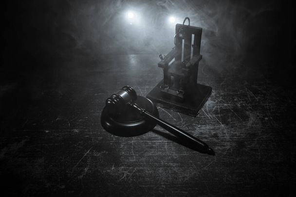 Θανατική ποινή ηλεκτρική καρέκλα μινιατούρα στο σκοτάδι. Δημιουργική διακόσμηση έργων τέχνης. Εικόνα μοντέλου ηλεκτρικής κλίμακας καρέκλας σε σκούρο backgorund - Φωτογραφία, εικόνα