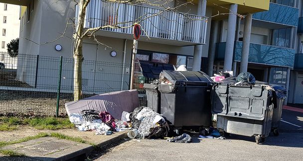 Hromada odpadu vytékajícího z veřejných popelnic během stávky sběračů odpadků - Fotografie, Obrázek