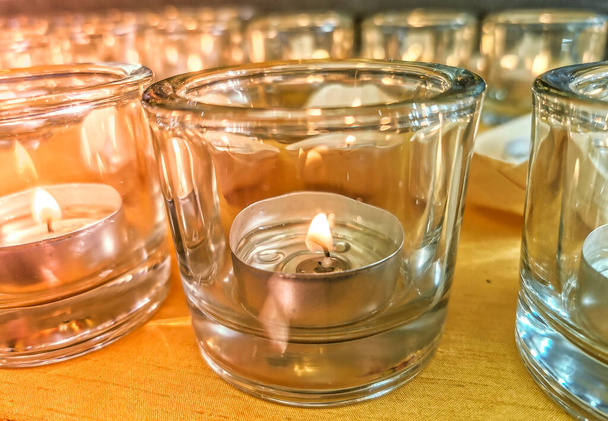 Свечи в маленьких стаканах во время бдения и молитвы
. - Фото, изображение