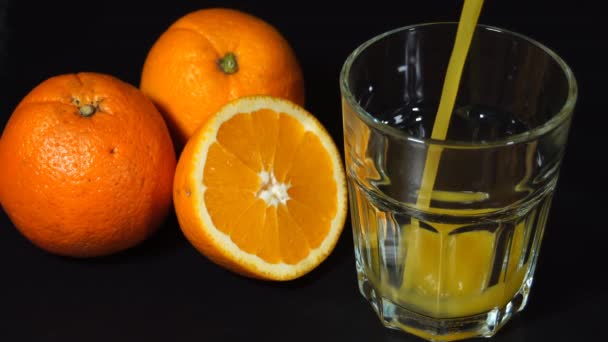Primer plano del jugo de naranja que se vierte en el vaso rápidamente
  - Imágenes, Vídeo