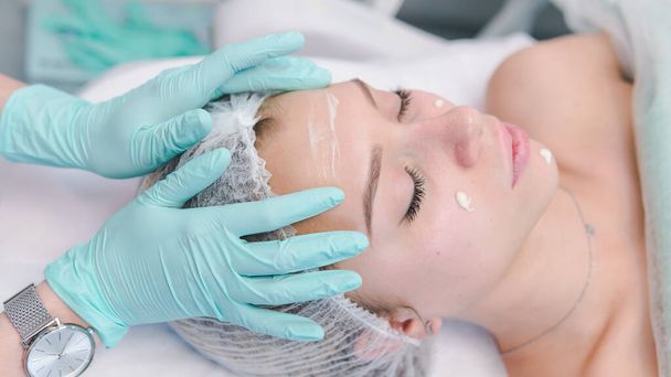 The female dermatologist do face massaged to beautiful girl cosm - Zdjęcie, obraz