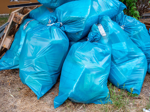Πολλές μπλε σακούλες σκουπιδιών στην αυλή ανακύκλωσης - Φωτογραφία, εικόνα