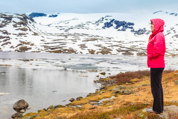Tourist woman standing by Djupvatnet lake, Norway - Zdjęcie, obraz