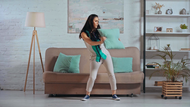 glückliche Frau tanzt im Wohnzimmer  - Filmmaterial, Video