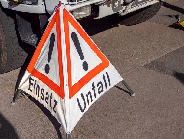 Ikoondriehoek gebruik ongevalszekering in het Duits - Foto, afbeelding