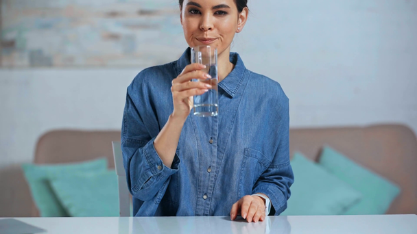 Fokus zieht glückliche Frau an, die Wasser trinkt - Filmmaterial, Video