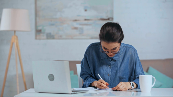 emotionele zakenvrouw schrijven in de buurt laptop - Video