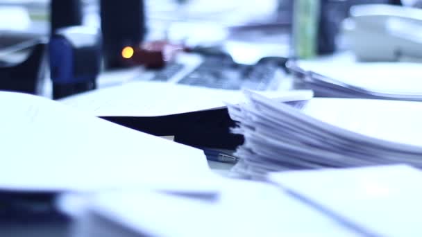 Close-up van papieren stapel met nietjes in ondiep DOF en onder interessant licht. Oude documenten. Veel werk ongedaan gemaakt. Echt kantoorpapierwerk - Video