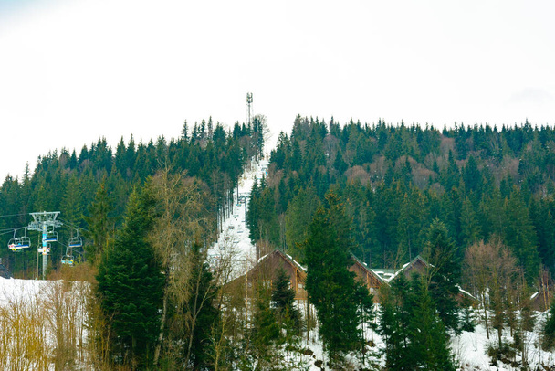 Буковель, Україна 3 лютого 2019: На підйомах туристи піднімаються на вершину гори в Буковилі, Україна.. - Фото, зображення