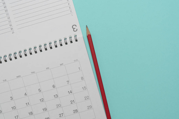 close up of calendar and pencil on the green table background, p - Foto, afbeelding