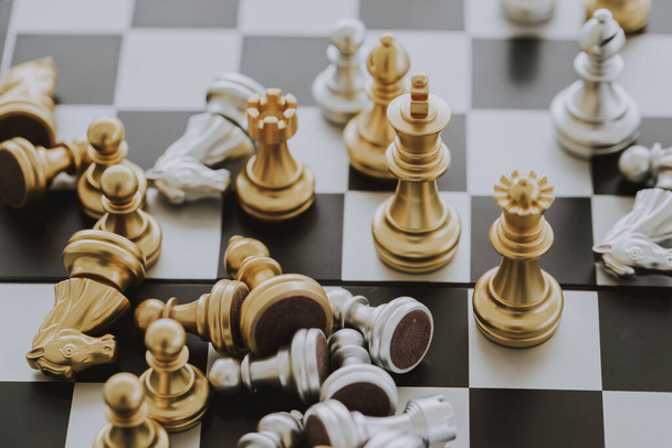 Золоті шахи на шахівниці для бізнес-метафори leadership.Chess board game for idea and competition and strategy, business success concept. - Фото, зображення