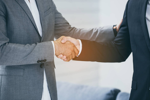 Business People Handshake Greeting Deal Concept.Vintage tone Efecto de filtro retro
. - Foto, Imagen